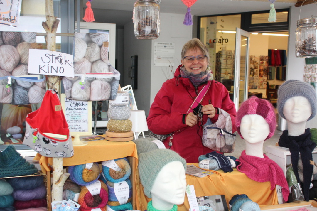 ... Wolle und Stricknadeln ... ... Wolle und Stricknadeln ...
