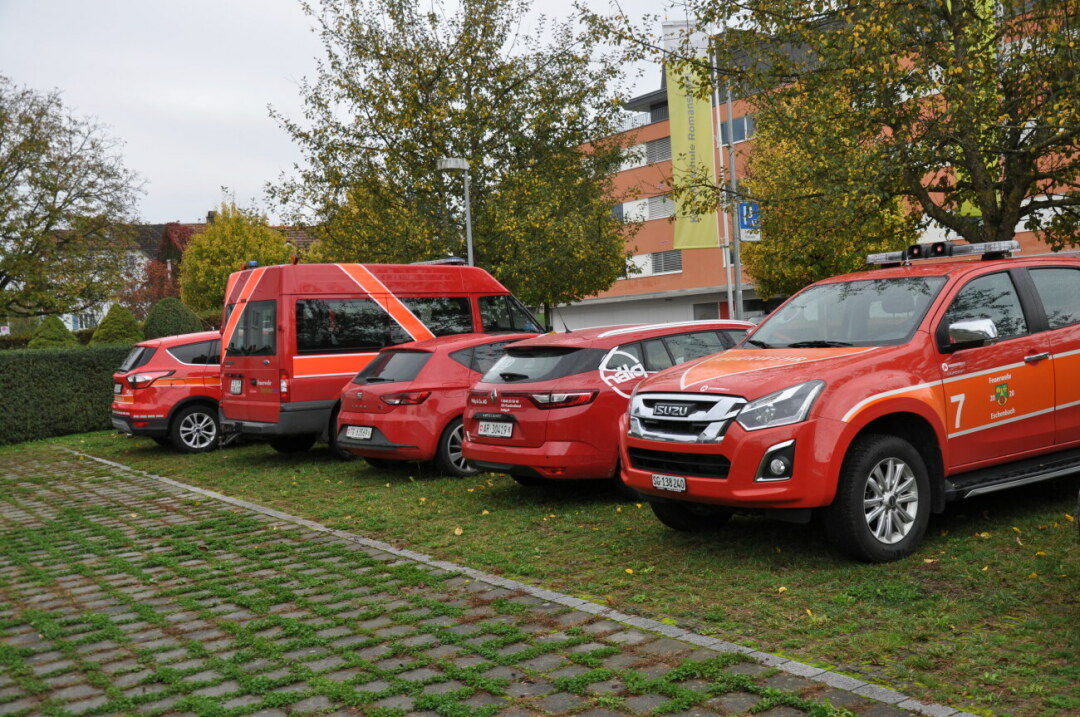 Viele rote Feuerwehrfahrzeuge auf dem Parkplatz der Kantonsschule Romanshorn.