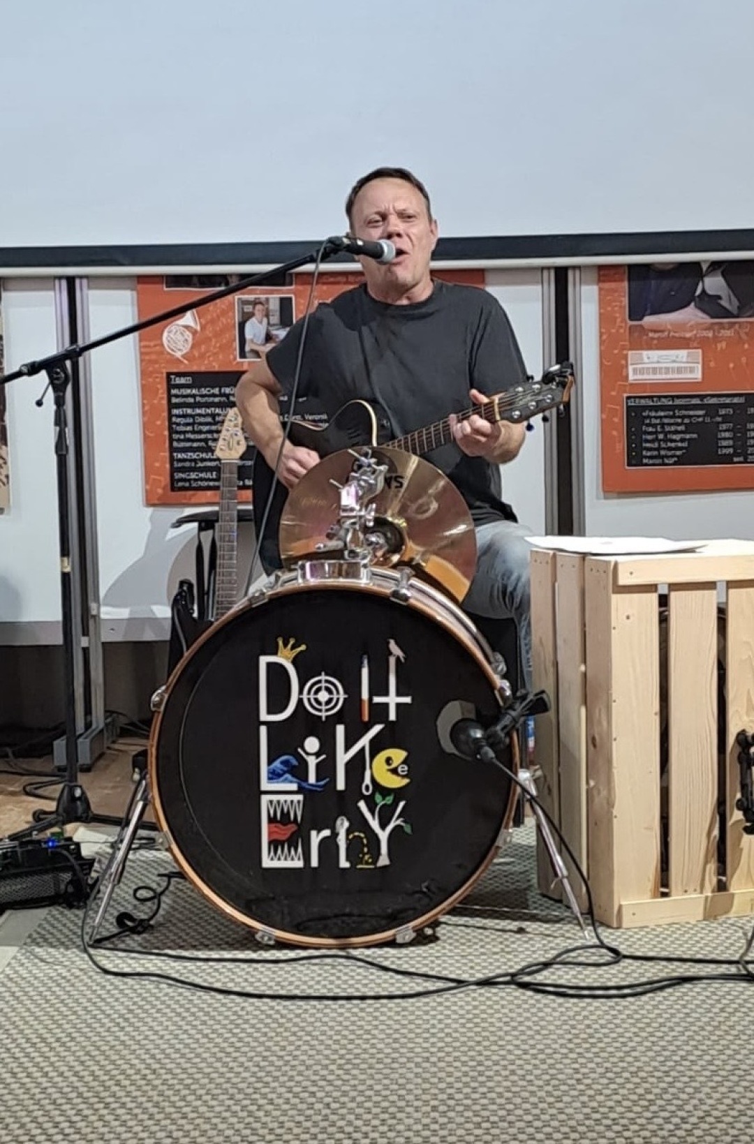 Schulleiter Martin Näf in Aktion. Schulleiter Martin Näf in Aktion.