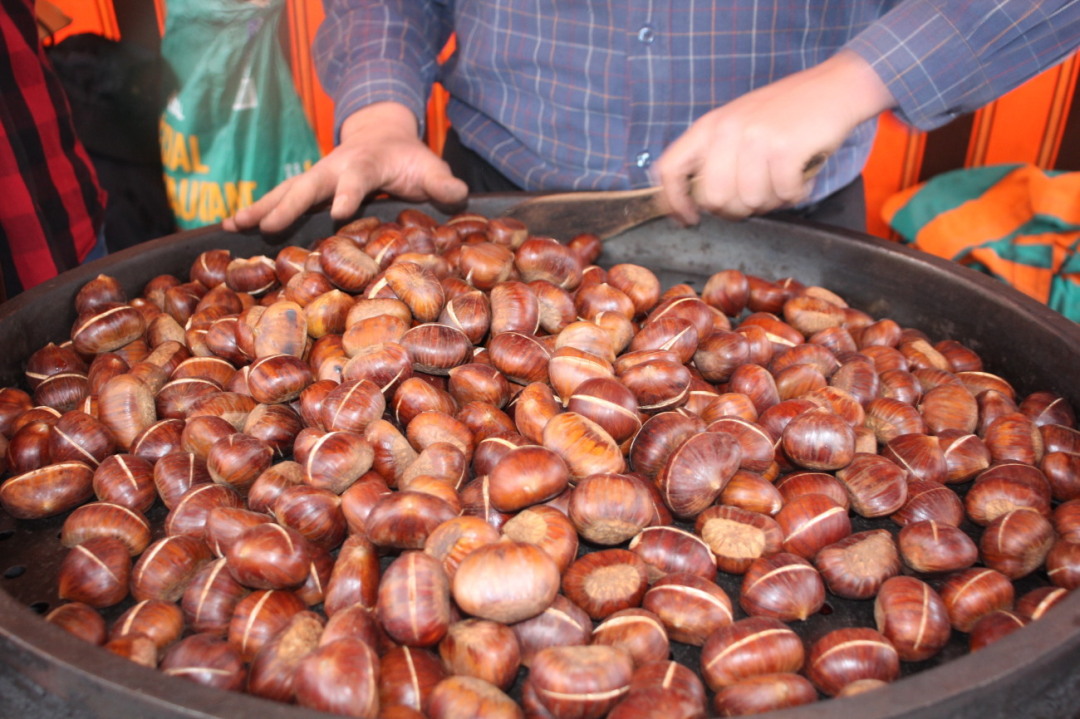 Heisse Marroni dürfen an keinem Jahrmarkt fehlen. Heisse Marroni dürfen an keinem Jahrmarkt fehlen.