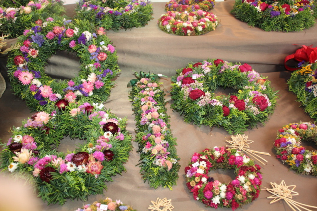...blumige Gestecke... ...blumige Gestecke...