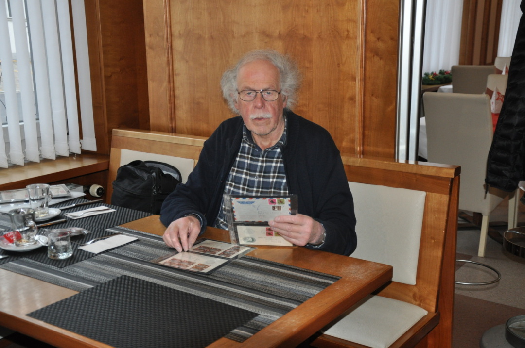 Andreas von Bergen zeigt einige Briefe seiner Spezialsammlung «Kehrdrucke und zusammenhängende Werte» der Schweiz. Diese Sammlung umfasst zirka 200 Briefe. Foto: zVg.