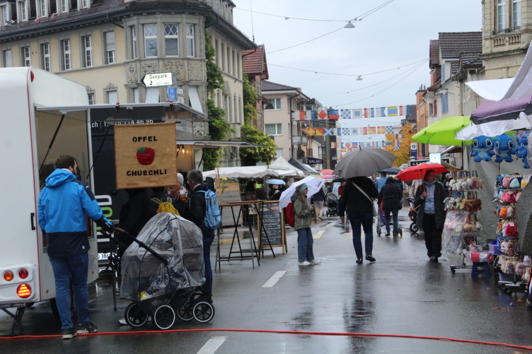 Der Regen konnte nicht abhalten vom Bummel durch die Marktstrassen. Der Regen konnte nicht abhalten vom Bummel durch die Marktstrassen.