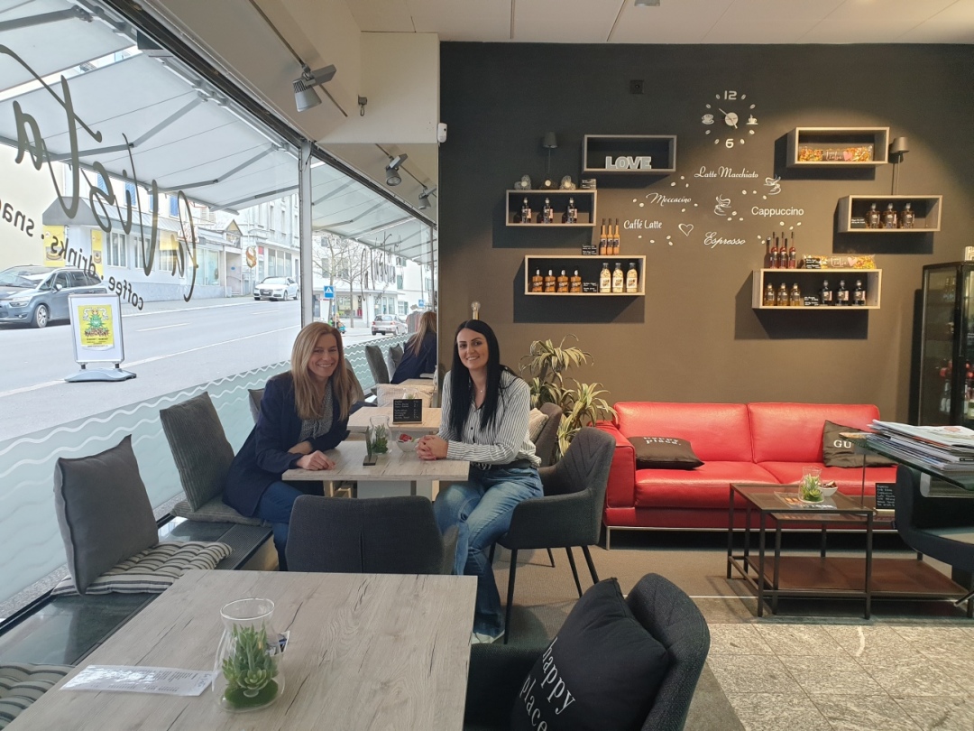Nadine Tschumi und Sandra Mijatovic im Kaffee «La Vista», integriert als «Shop-in-Shop» im Modegeschäft Dalmi Mode.