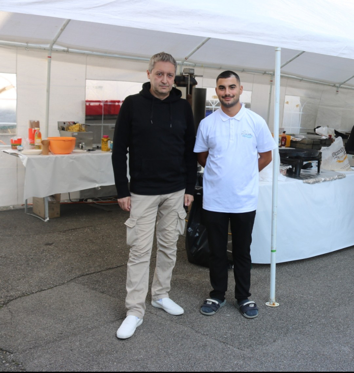Sie haben mit dem türkische Kulturverein VIKZ Romanshorn zum Grillfest eingeladen: Mutlu Irken und Kerim Üzümcüoğlu (rechts). Fotos: Markus Bösch