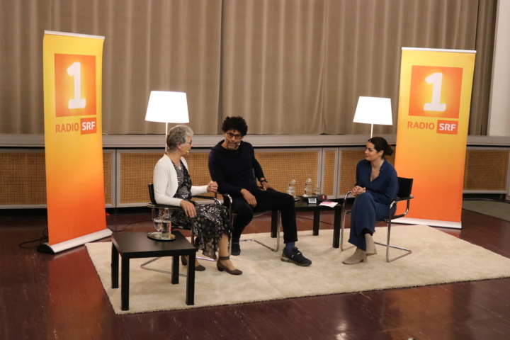 Spannend und persönlich (von links): Simone Curau-Aepli und Usama Al Shahmani im Gespräch mit Olivia Roelli von Radio und Fernsehen SRF. Fotos: Markus Bösch