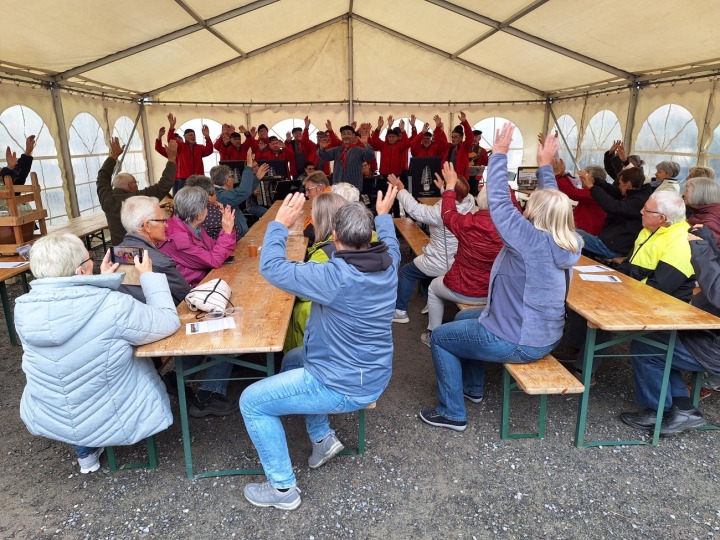 Viel Stimmung im Festzelt brachte die Singing Sailor’s Crew mit ihren Shantys. Foto: Bürgergemeinde Romanshorn