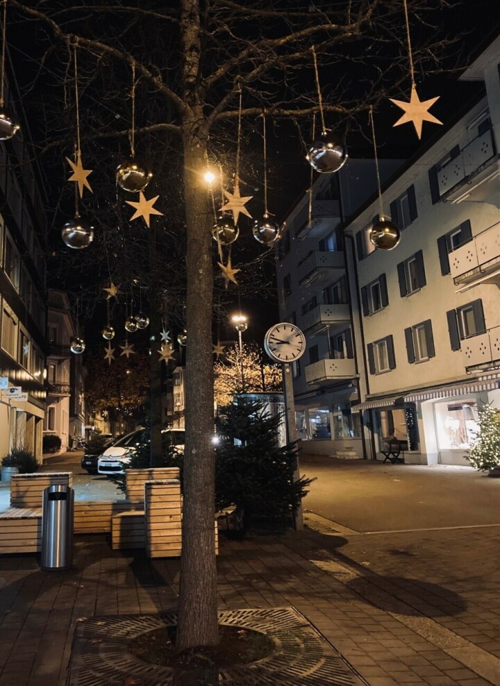 Die in der Romanshorner Innenstadt installierte Weihnachtsdeko sorgt auch am Sonntagsverkauf vom 21. Dezember für eine zauberhafte Atmosphäre. Foto: Anita Zech Die in der Romanshorner Innenstadt installierte Weihnachtsdeko sorgt auch am Sonntagsverkauf vom 21. Dezember für eine zauberhafte Atmosphäre. Foto: Anita Zech