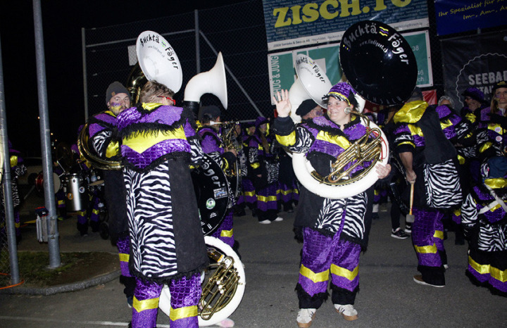 Mit schrägen Tönen und grosser Freude zelebrieren die «Guggen» an der 18. «Buchtäfägete den Beginn der fünften Jahreszeit. Fotos: Trudi Krieg