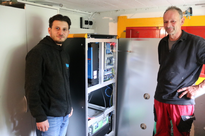 Innovativ unterwegs (von links): Valdet Kadrija hat den Salzbatteriespeicher im Keller von Bruno Bühler installiert. Foto: Markus Bösch