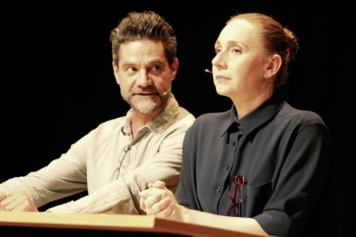 Elisabeth Hart (r.) und Rhaban Straumann unterhalten das Publikum aufs Beste. Fotos: Markus Bösch