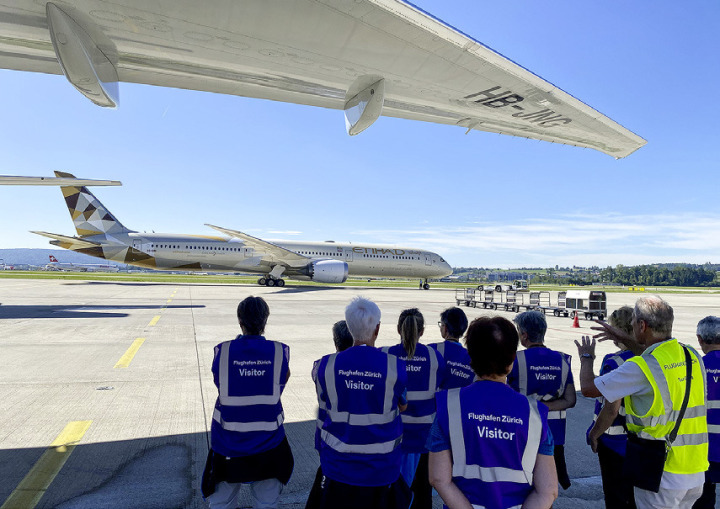 Eine der Überraschungen auf der Turnfahrt war die Führung am Flughafen in Zürich. Fotos: Ursi Marthy