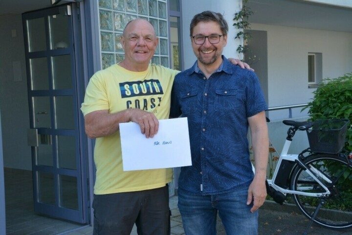 Zum Dank überreichte der Stiftungspräsident Hans Eggmann ein Geschenk in Form eines Gutscheins für einen Wochenendausflug. 