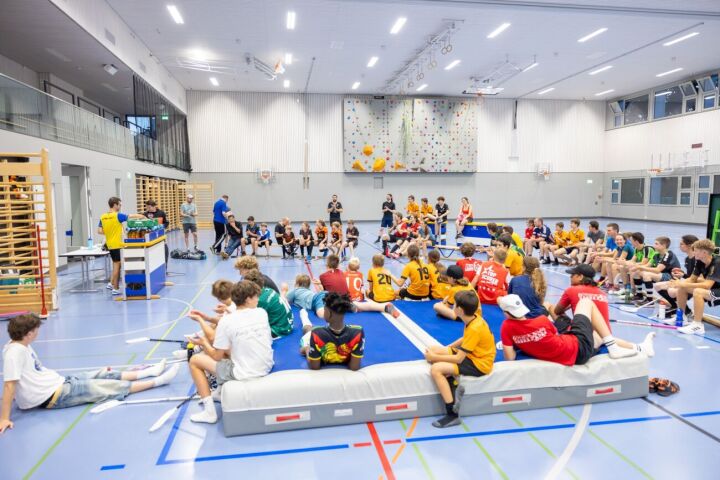 Über 100 Kinder und Jugendliche hatten Spass am Misch-Masch-Masters 2024 in der Kantihalle. Fotos: Jungschar Romanshorn Unihockey