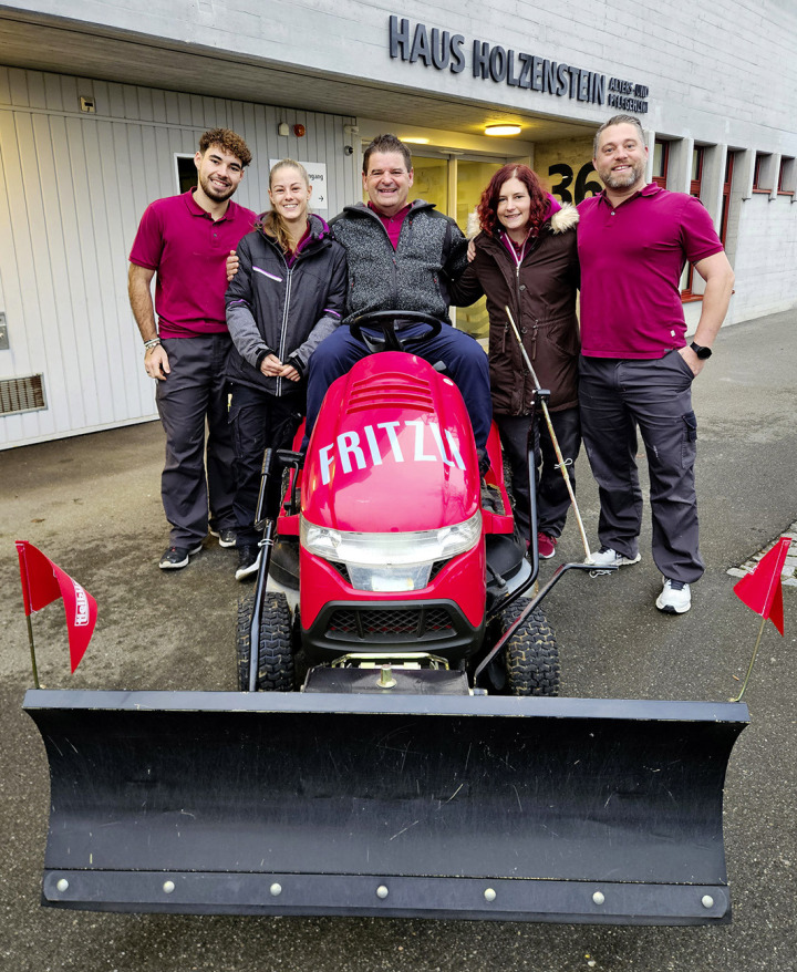 Fritz Müller auf seinem Rasentraktor. Foto: Haus Holzenstein Fritz Müller auf seinem Rasentraktor. Foto: Haus Holzenstein