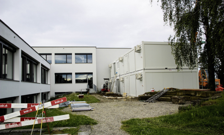 17×6,2 Meter gross, zweigeschossig, aus 14 Containern in Elementbauweise realisiert: Der Pavillon steht nun an idealer Lage nahe beim Schulhaus und dem Spielplatz. Fotos: Trudi Krieg