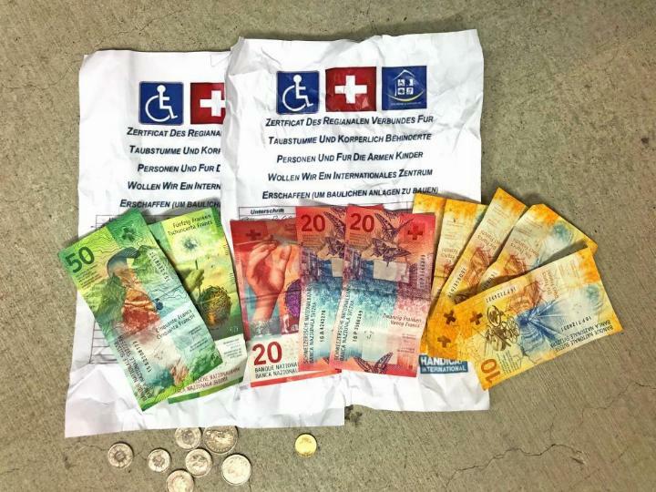 Die beiden Rumänen hatten Spendenformulare und erbetteltes Bargeld im Auto versteckt. Foto: Kantonspolizei Thurgau