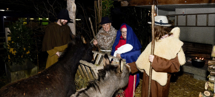 Ein kleiner Stall mit Eseln und «Maria und Josef» als Erinnerung an die erste Heilige Nacht. Foto: OK Lebendkrippe Romanshorn
