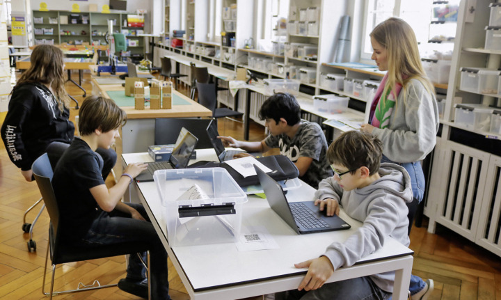 Die Schülerinnen und Schüler der Klasse Brandes erfinden Spiele und Roboter und sind im gestalterischen Bereich tätig. Fotos: Markus Bösch