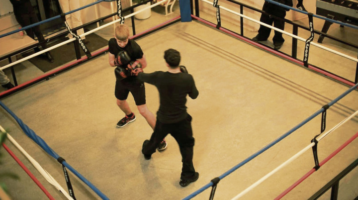 Sparring im Jugendraum: eine positive Erfahrung für alle Beteiligten. Foto: Manuela Eller Sparring im Jugendraum: eine positive Erfahrung für alle Beteiligten. Foto: Manuela Eller