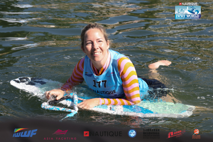 Rachy Seger überzeugte an der Weltmeisterschaft im Open Women Surf mit einem hervorragenden 7. Platz. Insgesamt erreichte die Schweiz als Nation den 9. Rang unter den 20 teilnehmenden Ländern. Fotos: zVg. IWWF