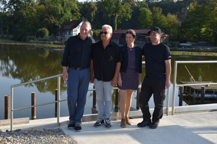 Sie zeigten sich zufrieden über das gelungene Bauwerk (von links): Tobias Rüesch, Firma Wälli AG Ingenieure, Richard Stäheli, alt Gemeindepräsident Uttwil, Caroline Kürzi-Schmid, Gemeindepräsidentin Uttwil, Claudio Scherrer, Landbesitzer. Fotos: Hansjürg Oesch