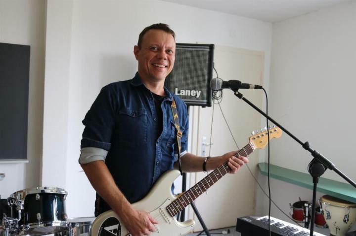 Martin Näf, der neue Schulleiter: Seine Instrumente sind Gitarre und Stimme. Foto: Markus Bösch