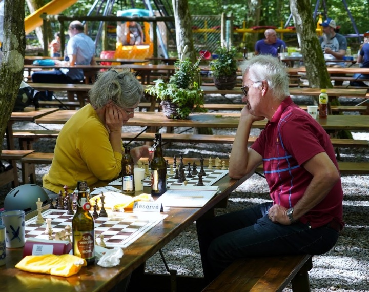 Im September 2023 lud der Schachclub in die Waldschenke ein, wo bei herrlichem Wetter auf den 64 Feldern gegen die Schachcracks aus dem Verein angetreten werden konnte. Fotos: Schachclub Romanshorn