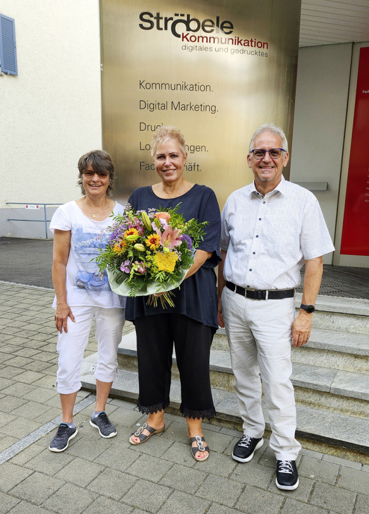 Daniela Rettenbacher (Mitte) und die beiden Unternehmensinhaber Andrea und Stefan Ströbele. Foto: Ströbele Kommunikation