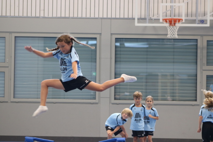 Sie lassen sich begeistern und sind voll dabei – die Kinder, die zur Zeit das MS-Sports-Camp in Romanshorn besuchen (Bilder: Markus Bösch)