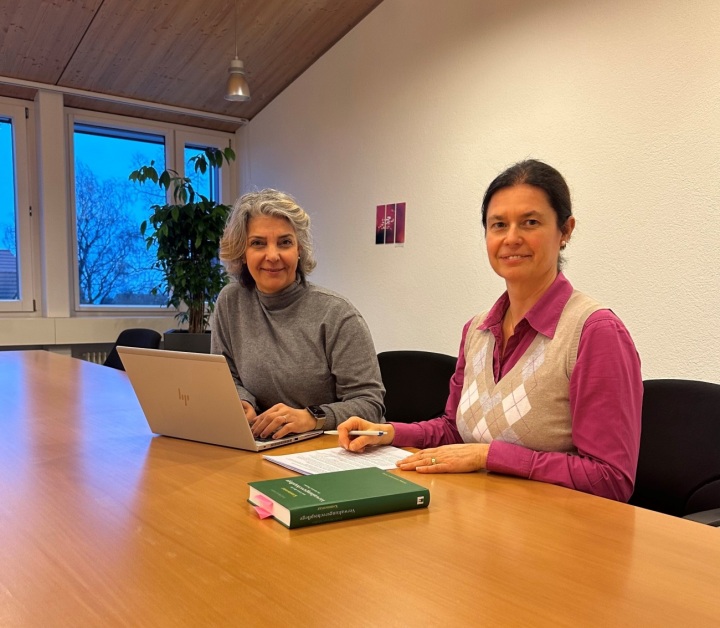 Caroline Kürzi-Schmid (r.), seit Sommer 2023 Gemeindepräsidentin von Uttwil, und Aliye Gül, Gemeindeschreiberin, bei der Sitzungsvorbereitung. Foto zVg