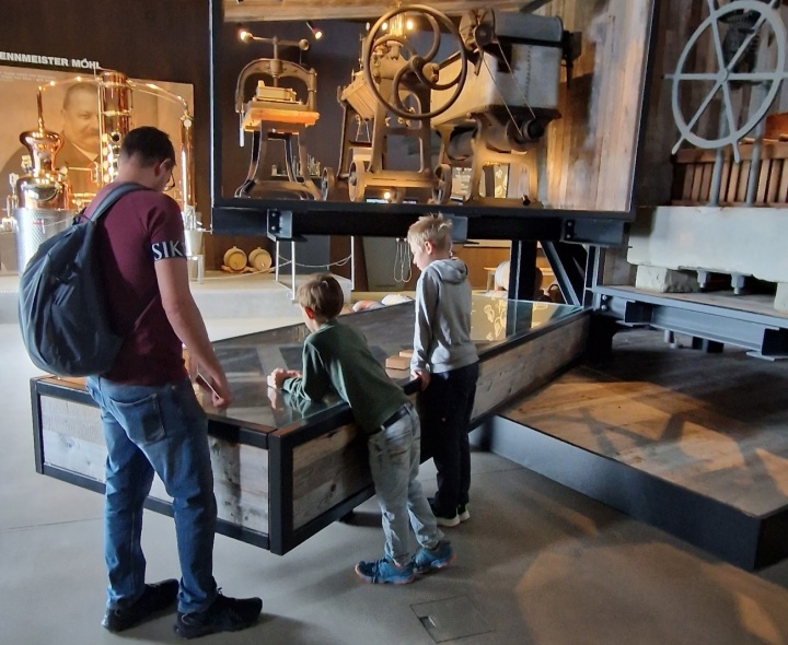 Interessierte Besucher im MoMö Mostereimuseum. Foto: zVg. Von Peter Gubser