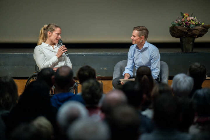 Catherine Debrunner und Martin Leemann im Gespräch an der Sportehrung plus 2024. Foto: zVg. Sportamt Thurgau