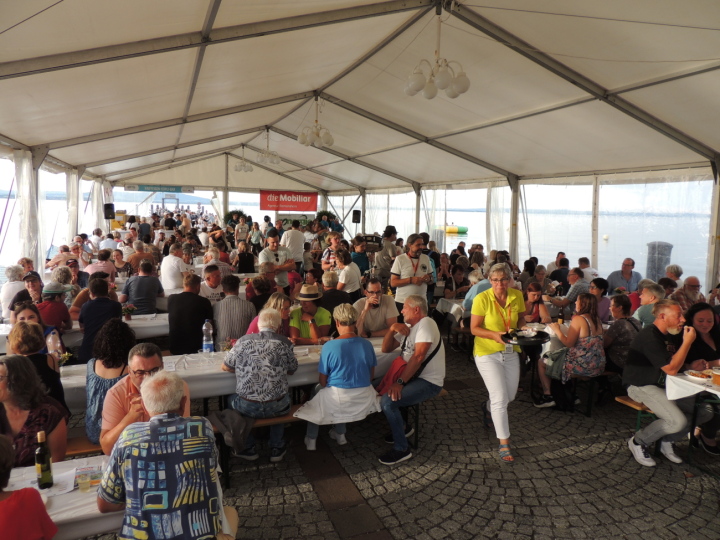 Gemütliches Zusammensein im Festzelt: das Dorffest wird in vollen Zügen genossen. Fotos: Andreas von Bergen