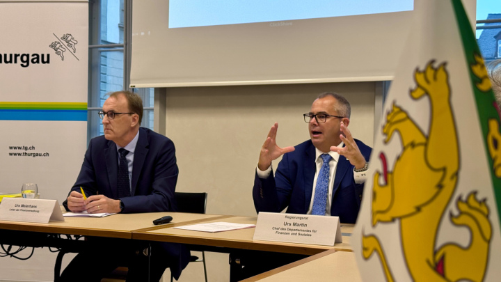 Regierungsrat Urs Martin, Chef des Departementes für Finanzen und Soziales, und Urs Meierhans, Leiter der Finanzverwaltung, präsentieren das Budget 2026.
