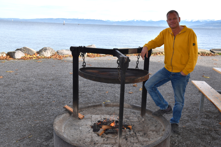 Manuel Bilgeri an der derzeit einzigen Grillstelle am See, Nähe der Asco-Brunnen. Er hofft, mit der Unterschriftensammlung für weitere Grillstellen etwas bewegen zu können. Fotos: Hansjürg Oesch Manuel Bilgeri an der derzeit einzigen Grillstelle am See, Nähe der Asco-Brunnen. Er hofft, mit der Unterschriftensammlung für weitere Grillstellen etwas bewegen zu können. Fotos: Hansjürg Oesch