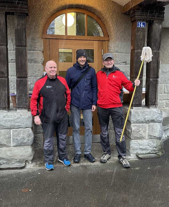 Nach erfolgter Zepter-Übergabe von Hauswart Christian Tapfer (links) an seinen Nachfolger Stefan Huber (rechts), hier zusammen mit Schulsekretär Simon Alig. Foto: Mehmet Hayla