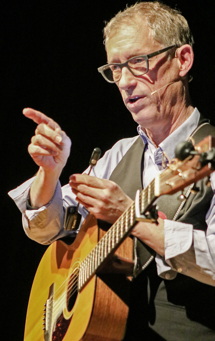 Markus Schönholzer singt und rockt auf der Bühne, über sich und die Welt. Fotos: Markus Bösch