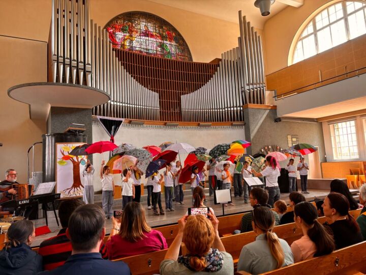 Den Abschluss des Lagers bildete am Ostersonntag ein farbenfrohes Konzert in der reformierten Kirche Heiden, zur grossen Freude des Publikums. Foto: Singschule Musikschule Romanshorn