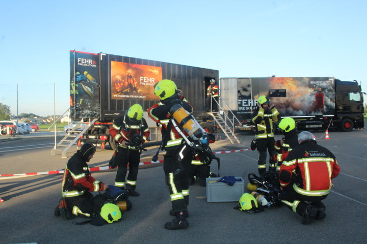Spezielle Übung mit Atemschutzgeräten: Die Salmsacher Feuerwehr ist für jeglichen Einsatz gerüstet und gut ausgebildet: Fotos: Trudi Krieg