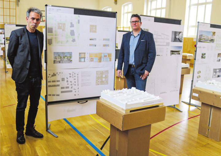 Sie präsentieren das Siegerprojekt «Leggero», das neue Schulhaus Brüggli (von links): Peter Oestreich und Michael Deutschle. Foto: Markus Bösch