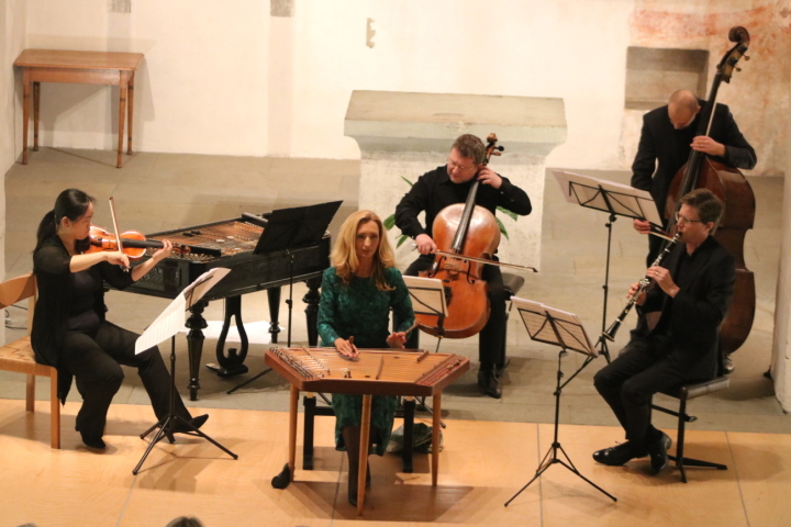 Ungarische Rhapsodie Nr. 2 von Franz Liszt, arrangiert für Quartett und Cimbaly-Solo. Fotos: Markus Bösch Ungarische Rhapsodie Nr. 2 von Franz Liszt, arrangiert für Quartett und Cimbaly-Solo. Fotos: Markus Bösch