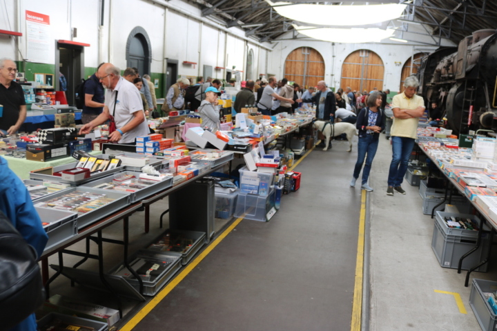 Sie sind allesamt begeistert von ihrem Hobby, wissen, was sie wollen und lassen sich immer mal wieder neu inspirieren: Modellbahnfans jeden Alters. Foto: Markus Bösch