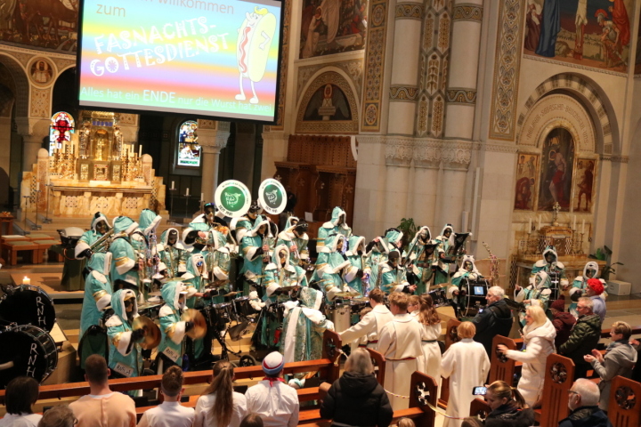 Fasnachtsgottesdienst und «Romis Näbel-Horner» gehören zusammen. Fotos: Markus Bösch