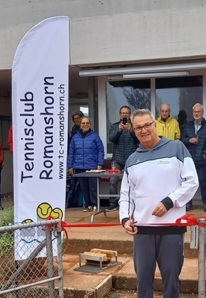 TCR-Präsident Andy Rutishauser durchschneidet das rote Band: Foto: Tennisclub Romanshorn TCR-Präsident Andy Rutishauser durchschneidet das rote Band: Foto: Tennisclub Romanshorn