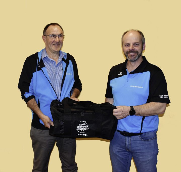 Ehrung Willi Tobler (links) durch OT Reto Bühler. Foto: MTV Romanshorn