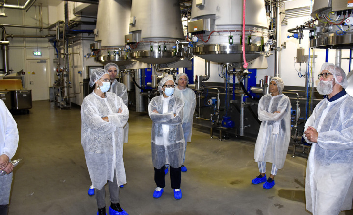 Andreas Bleiker, (CEO Alpinamed AG, rechts) erklärt den Produktionsablauf. Fotos: Hansjürg Oesch