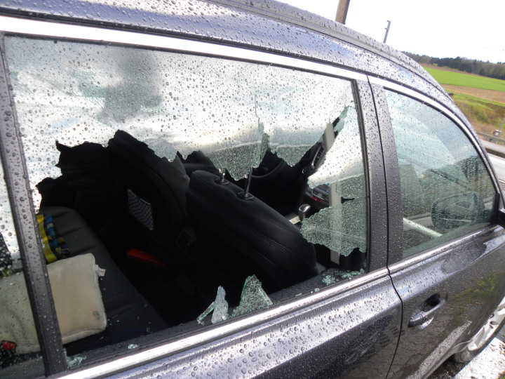 Die Täter schlagen Autoscheiben ein, um an die Wertgegenstände zu gelangen.Foto: Kantonspolizei Thurgau