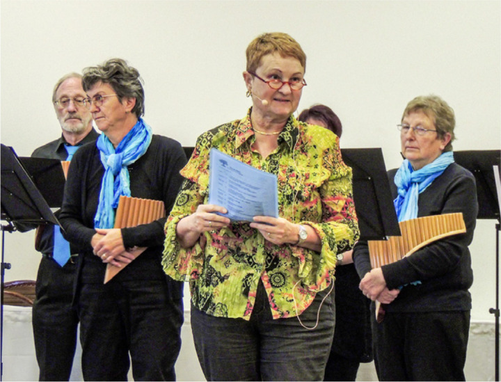 Präsidentin Blanca Teitge stellt das Jahresprogramm 2023 vor, im Hintergrund der Liechtensteiner Panflötenchor. Foto: Andreas von Bergen