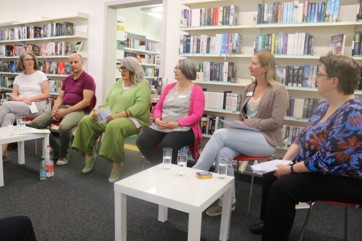 Sie lieferten Fakten und Tipps zum Leben und Umgang mit Demenzerkrankten (von links): Moni Ruckstuhl, Andreas Meier, Marian Brenner, Petra Bolliger, Kendra Merz und Irene Heggli. Foto: Markus Bösch